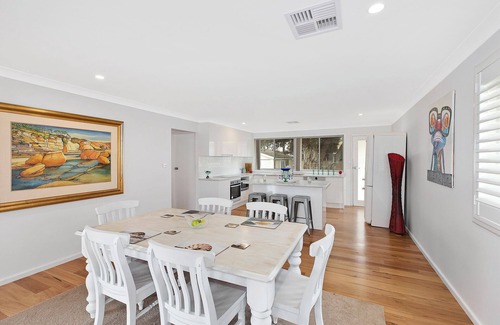 Long Jetty Apartment | Blue Summer House - Pet Friendly Accommodation