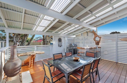 Long Jetty Apartment | Blue Summer House - Pet Friendly Accommodation