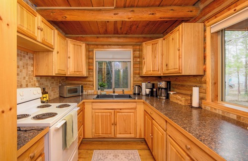 Three Rivers Cabin | Blue Top Cabin Log Bend/SRvr: HotTub FirePit Family/Dog/Horse Public Trails