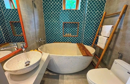 Cam Pho Bed & Breakfast | Blue Tropical House Hoi An