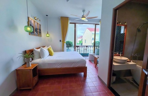 Cam Pho Bed & Breakfast | Blue Tropical House Hoi An