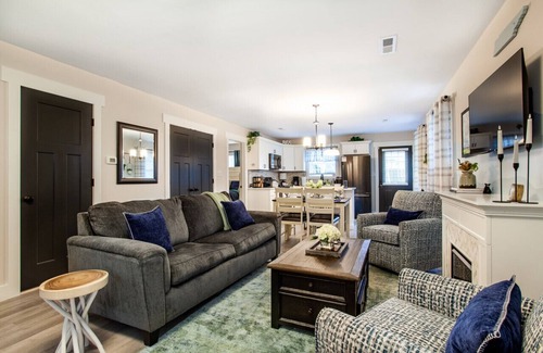 Knoxville House | Blue Valley Inn - Hot Tub & Spacious Play Area!