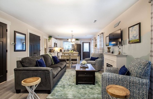 Knoxville House | Blue Valley Inn - Hot Tub & Spacious Play Area!