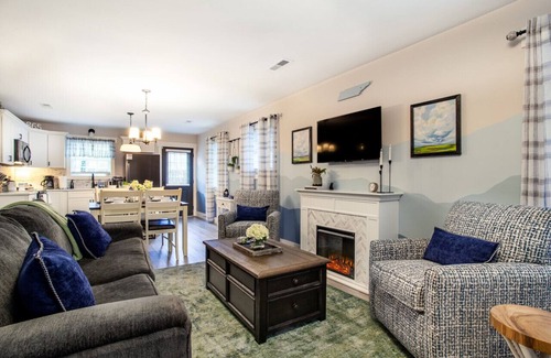 Knoxville House | Blue Valley Inn - Hot Tub & Spacious Play Area!