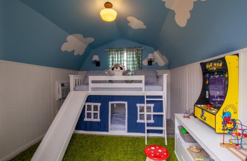 Knoxville House | Blue Valley Inn - Hot Tub & Spacious Play Area!