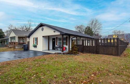 Knoxville House | Blue Valley Inn - Hot Tub & Spacious Play Area!