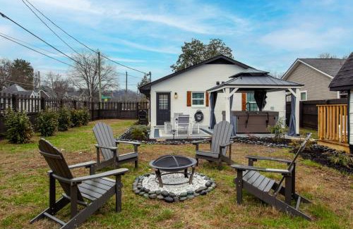 Knoxville House | Blue Valley Inn - Hot Tub & Spacious Play Area!