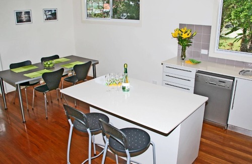 Blueys Beach House | BLUE VOGUE 3 bedrooms, sleeps 8, walk to cafes and beach