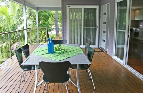 Blueys Beach House | BLUE VOGUE 3 bedrooms, sleeps 8, walk to cafes and beach