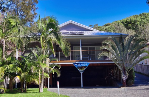 Blueys Beach House | BLUE VOGUE 3 bedrooms, sleeps 8, walk to cafes and beach