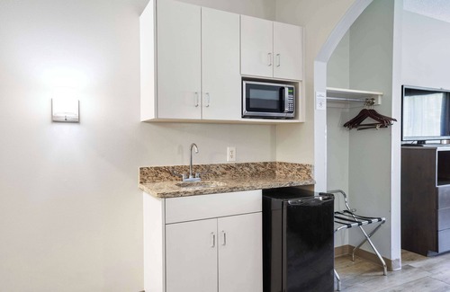 Sneads Ferry Hotel | Blue Water Inn & Suites, BW Signature Collection