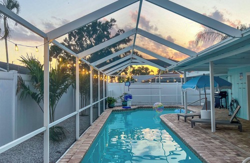 West Bradenton House | Blue Waves Getaway l Pool Putt Putt l Movies