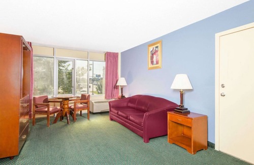 Wichita Hotel | Blue Way Inn & Suites Wichita East