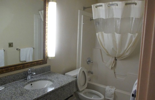 Wichita Hotel | Blue Way Inn & Suites Wichita East