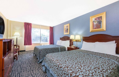 Wichita Hotel | Blue Way Inn & Suites Wichita East-2 Queen Bed Non Smoking