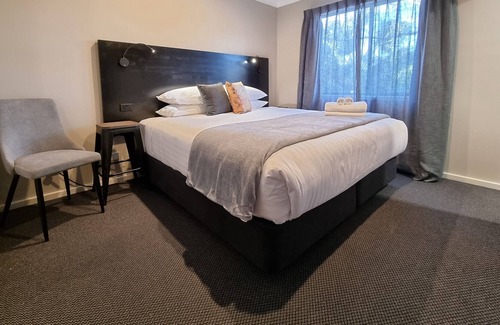 Waratah West House | Blue Wren Lodge Waratah - 10 Bedrooms / 10 Bathrooms