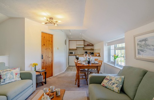 Whitstone House | Bluebell Cottage - Bennetts Court