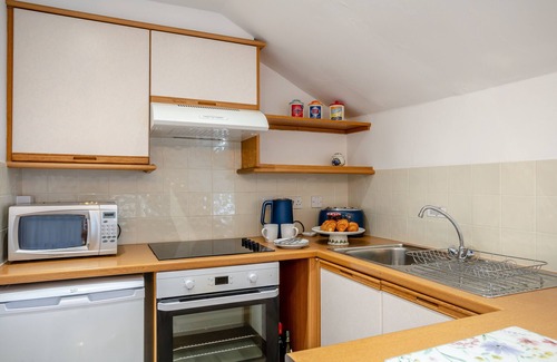 Whitstone House | Bluebell Cottage - Bennetts Court