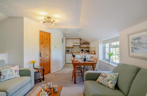 Whitstone House | Bluebell Cottage - Bennetts Court