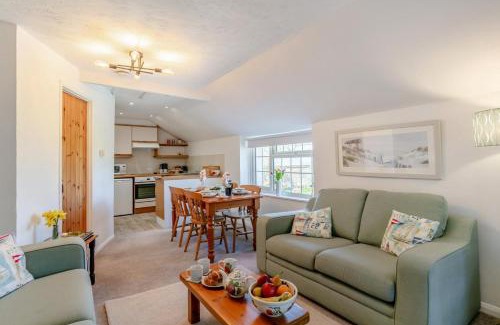 Whitstone House | Bluebell Cottage - Bennetts Court