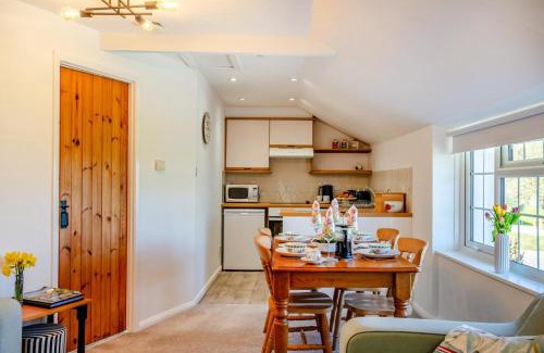 Whitstone House | Bluebell Cottage - Bennetts Court