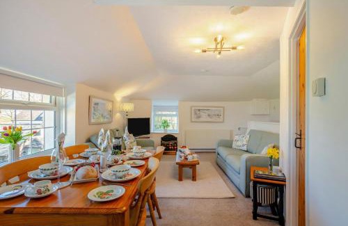 Whitstone House | Bluebell Cottage - Bennetts Court