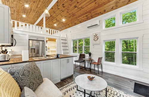 Menlo House | Bluebell Cottage with private fire pit!