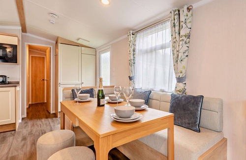 Ringwood House | Bluebell Holiday Home Dorset is a modern 2 bedroom, 6 berth holiday caravan
