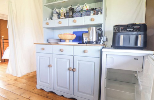 Castallack Cottage | BLUEBELL, pet friendly, with hot tub in St Buryan