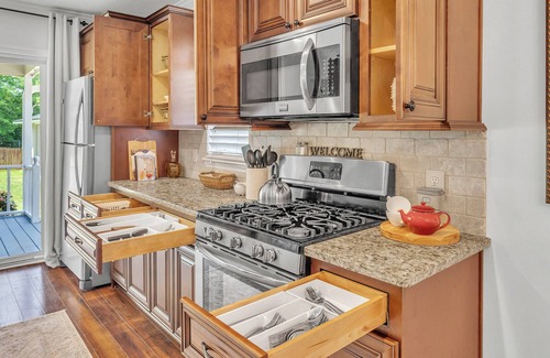 Richmond Hill House | Blueberry Bungalow - Charming 3 bedroom house in peaceful Richmond Hill.