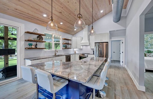 Saluda House | Bluebird Bay with Hot Tub & Outdoor Area | Sleeps 8
