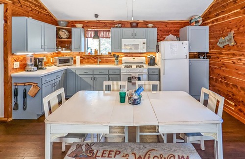 Boswell House | BlueBird Cabin ~ on Livingston Creek