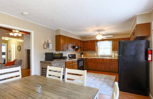 Weaverville House | Bluebird Cottage - Hot Tub, Firepit, 15 mins to DT Asheville