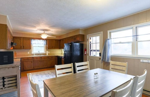 Weaverville House | Bluebird Cottage - Hot Tub, Firepit, 15 mins to DT Asheville