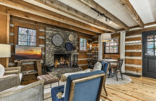 Big Canoe House | Bluebird Day - Romantic Creekside Cabin in Big Canoe- Modern Amenities, Fire Pit, Creek Views, Hiking Trails - Big Canoe, GA