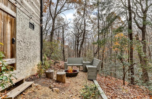 Big Canoe House | Bluebird Day - Romantic Creekside Cabin in Big Canoe- Modern Amenities, Fire Pit, Creek Views, Hiking Trails - Big Canoe, GA