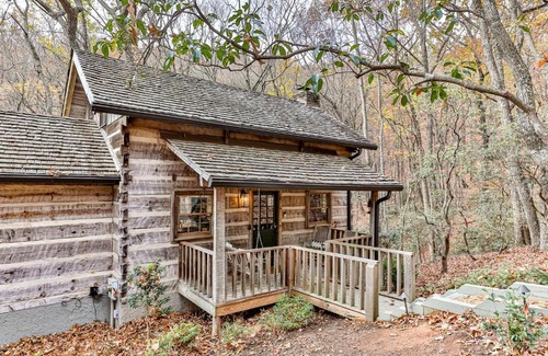 Big Canoe House | Bluebird Day - Romantic Creekside Cabin in Big Canoe- Modern Amenities, Fire Pit, Creek Views, Hiking Trails - Big Canoe, GA