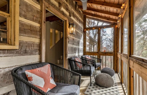 Big Canoe House | Bluebird Day - Romantic Creekside Cabin in Big Canoe- Modern Amenities, Fire Pit, Creek Views, Hiking Trails - Big Canoe, GA
