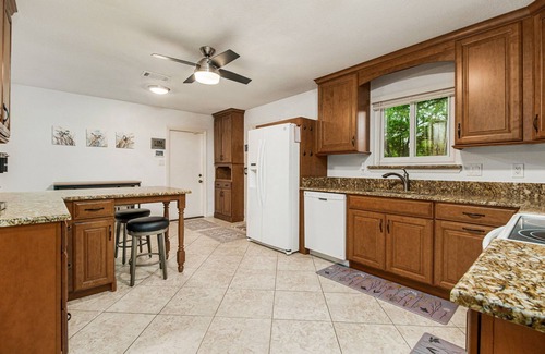 North Northwest Pensacola House | Bluebird House: spacious 3BR with sunroom on an acre
