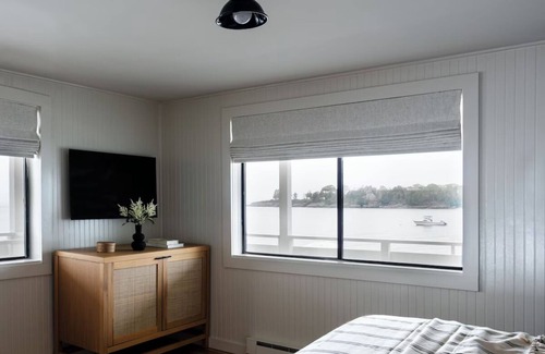 Ocean Point Hotel | Bluebird Ocean Point Inn | Card Cove King w/Porch | Free Coffee and Tea
