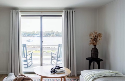 Ocean Point Hotel | Bluebird Ocean Point Inn | Oceanfront King w/Porch | Free Coffee and Tea
