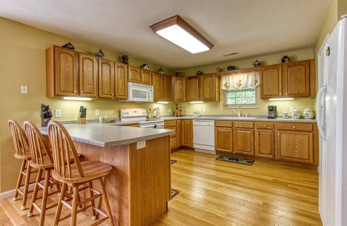 Pigeon Forge Cabin | Bluebird's Song by HoneyBearCabins