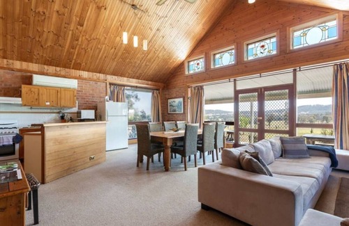 Lovedale House | Bluebush Estate - 11 Bedrooms - In the heart of Lovedale Hunter Valley!