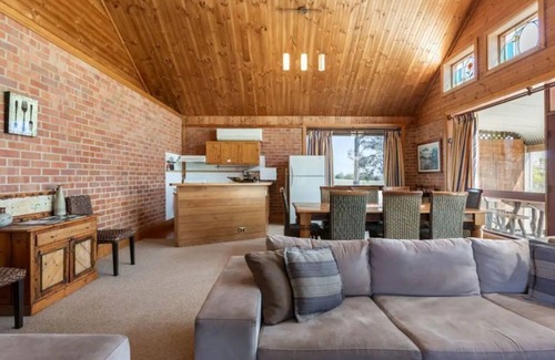 Lovedale Ski Chalet | Bluebush Estate - The Chalet - Stunning Country Views - Sleeps 10