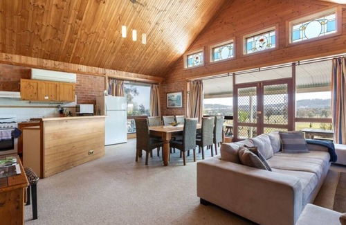 Lovedale Ski Chalet | Bluebush Estate - The Chalet - Stunning Country Views - Sleeps 10