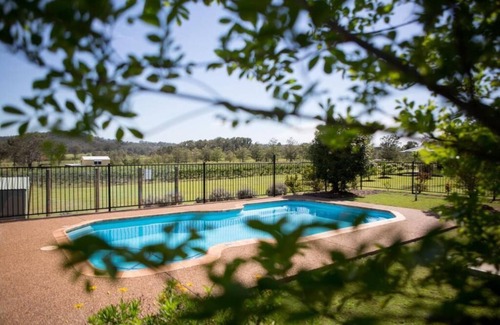 Lovedale Ski Chalet | Bluebush Estate - The Chalet - Stunning Country Views - Sleeps 10
