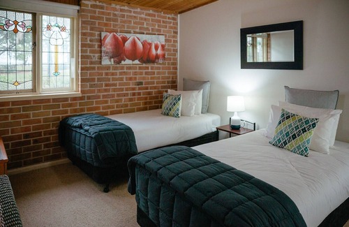 Lovedale Cabin | Bluebush Estate - The Lodge - Group Accommodation at it's Best!