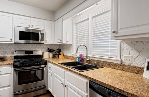 Bowling Green Condo | Bluegrass Getaway Suite Downtown Bowling Green!