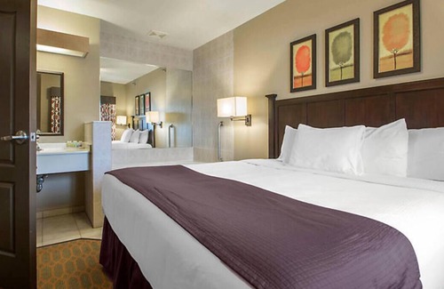 Lake Delton Resort | Bluegreen Odyssey Dells Resort and Mt. Olympus Water and Theme Park