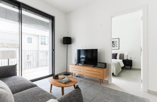 Tel Aviv Apartment | Blueground at Tzameret, High End, Balcony